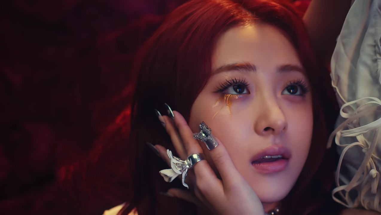 Huh Yunjin is crying golden tears in LE SSERAFIM's EASY music video.