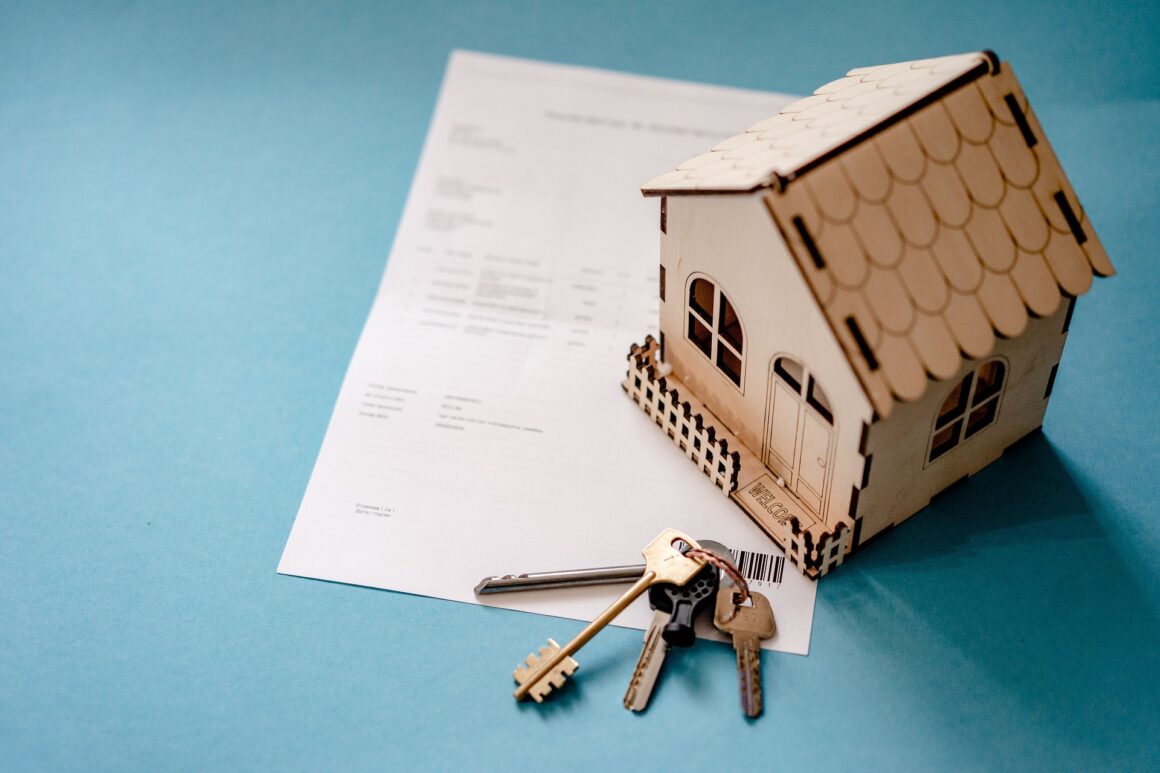 A picture symbolizing homeownership. A house, keys and a contract.