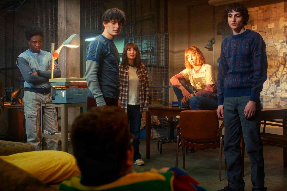from left to right Lucas, Will, Joyce, Robin and Mike from Stranger Things 5