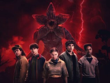 from left to right Dustin, Will, Eleven, Mike and Lucas standing behind a demogorgon in stranger things 5